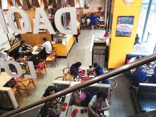 從下崗到餐飲創(chuàng)業(yè)，夫妻攜手兩年開上大奔馳